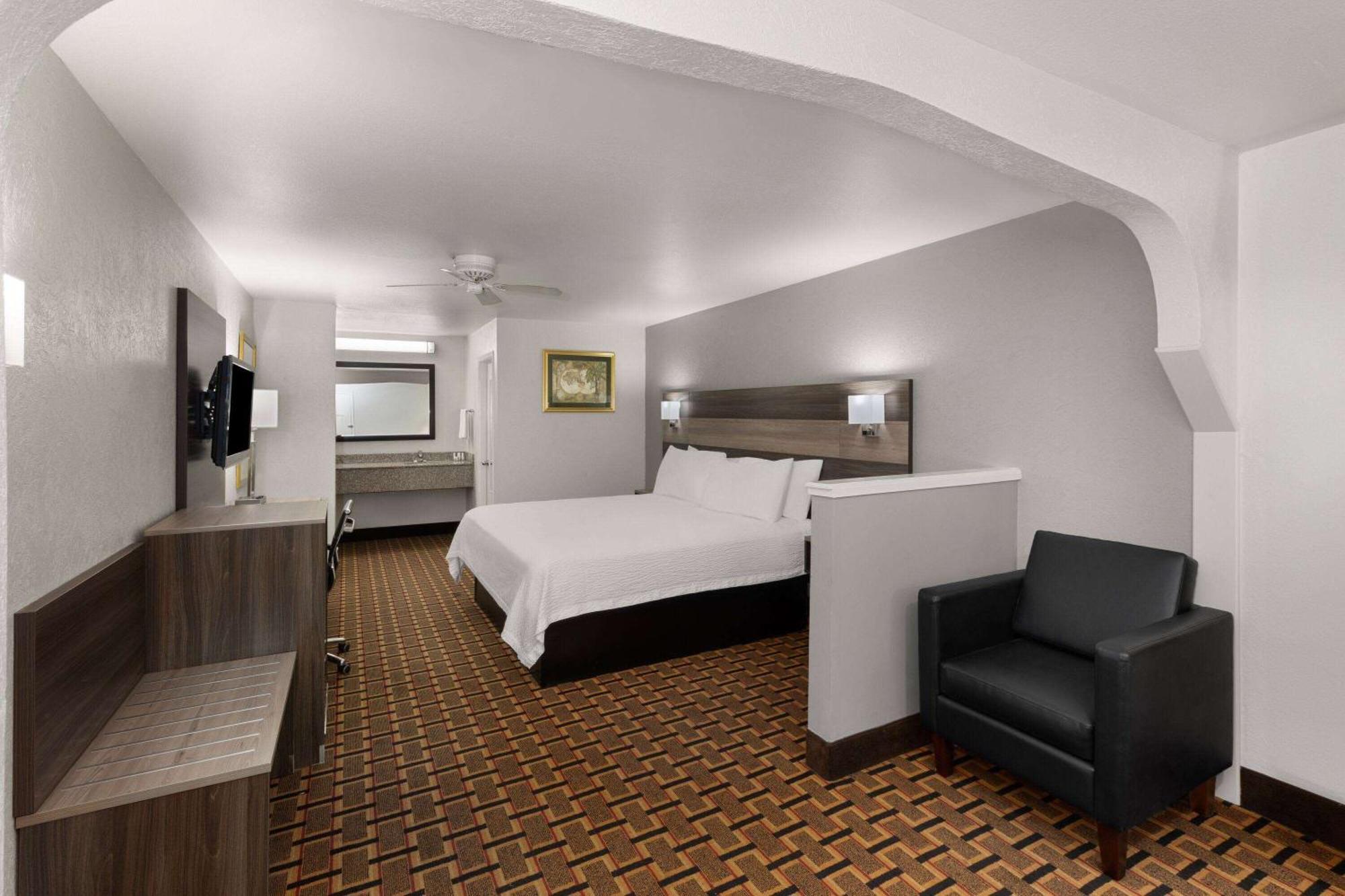 Ramada Limited Motel 2*